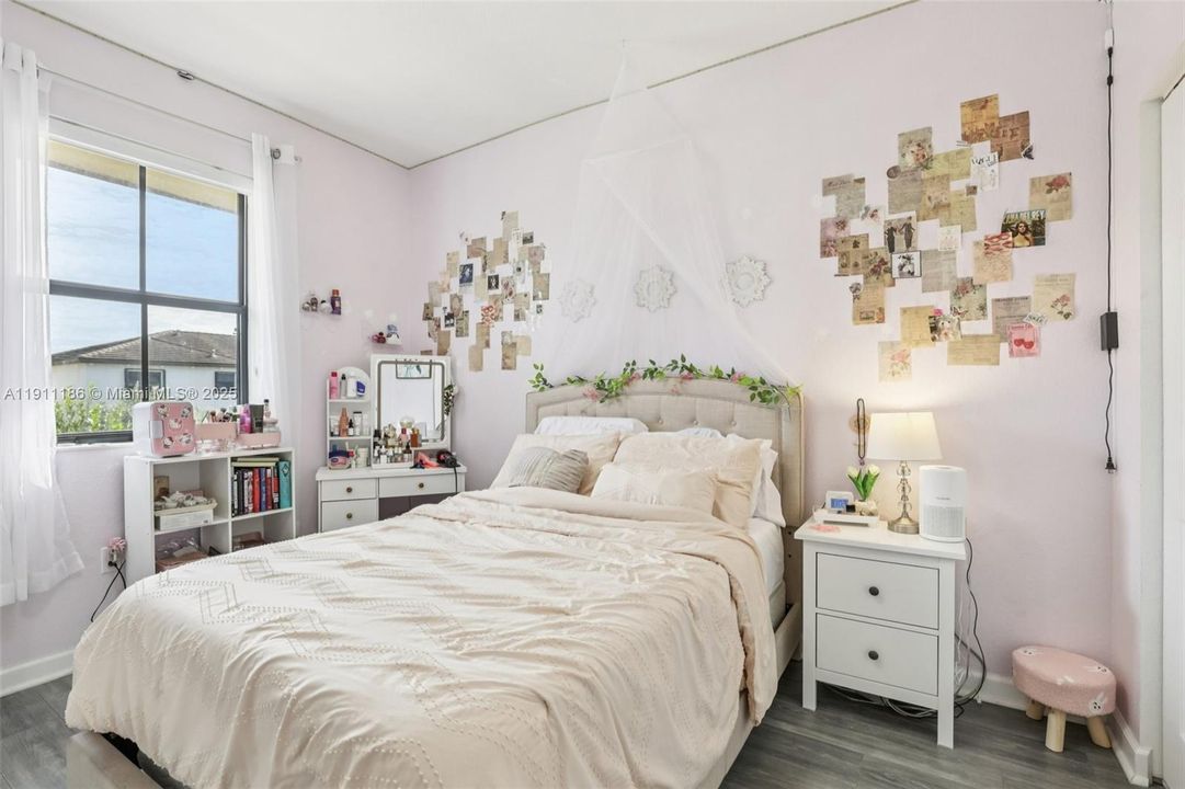 合同活跃: $550,000 (3 贝兹, 2 浴室, 1863 平方英尺)