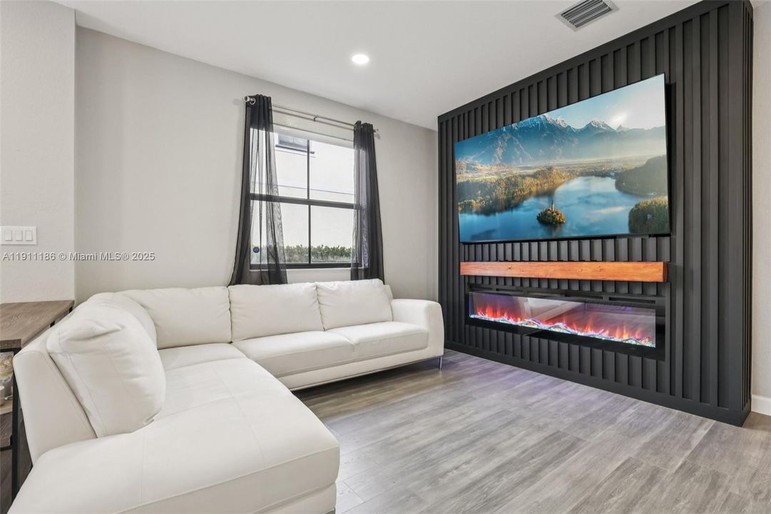 合同活跃: $550,000 (3 贝兹, 2 浴室, 1863 平方英尺)