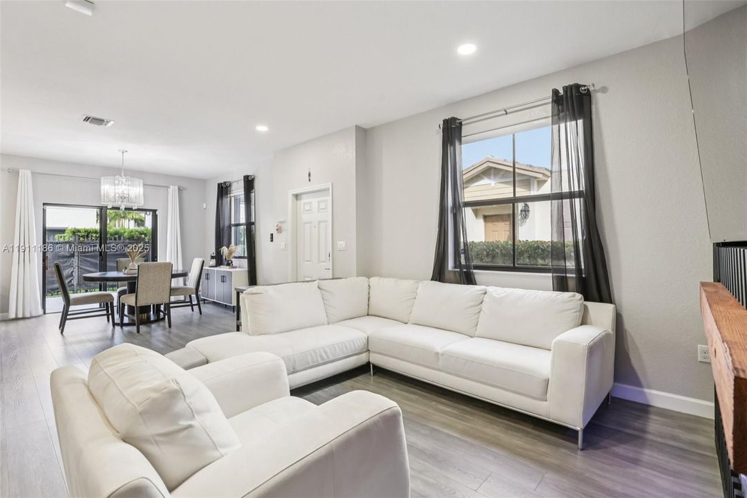 合同活跃: $550,000 (3 贝兹, 2 浴室, 1863 平方英尺)