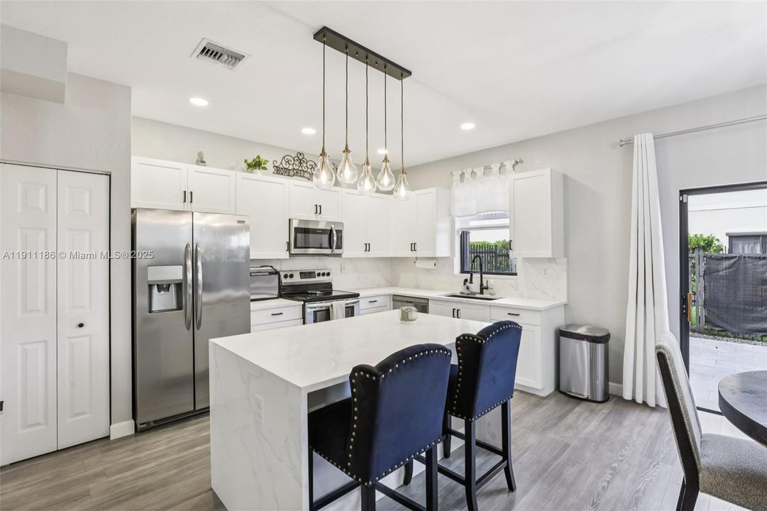 合同活跃: $550,000 (3 贝兹, 2 浴室, 1863 平方英尺)