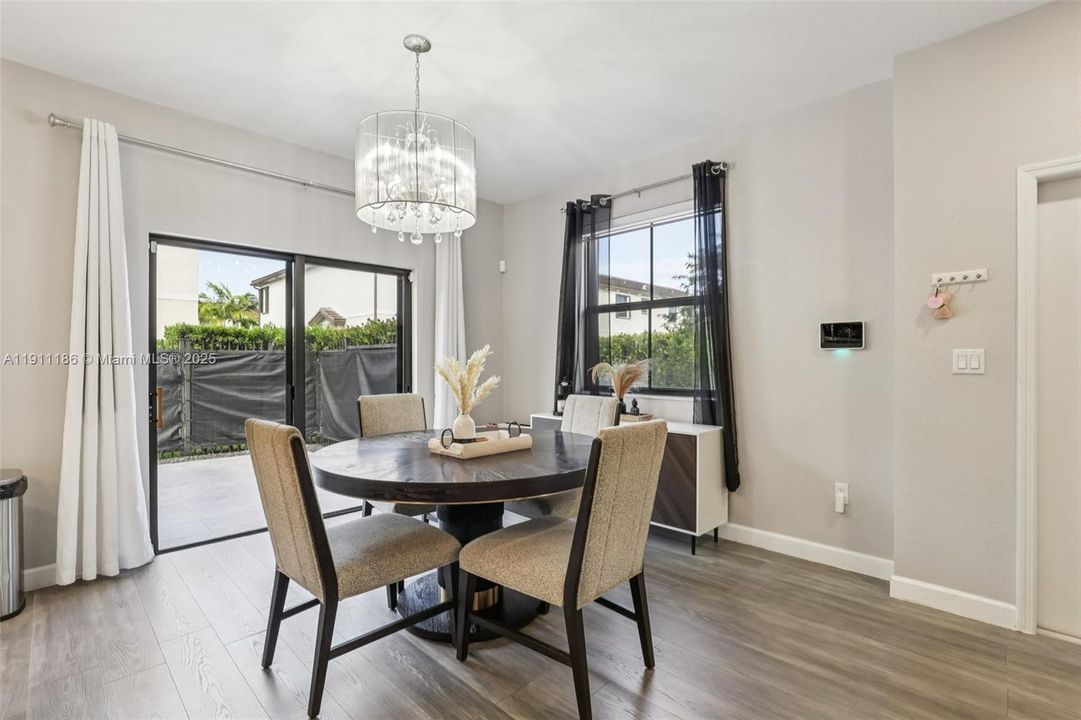 合同活跃: $550,000 (3 贝兹, 2 浴室, 1863 平方英尺)