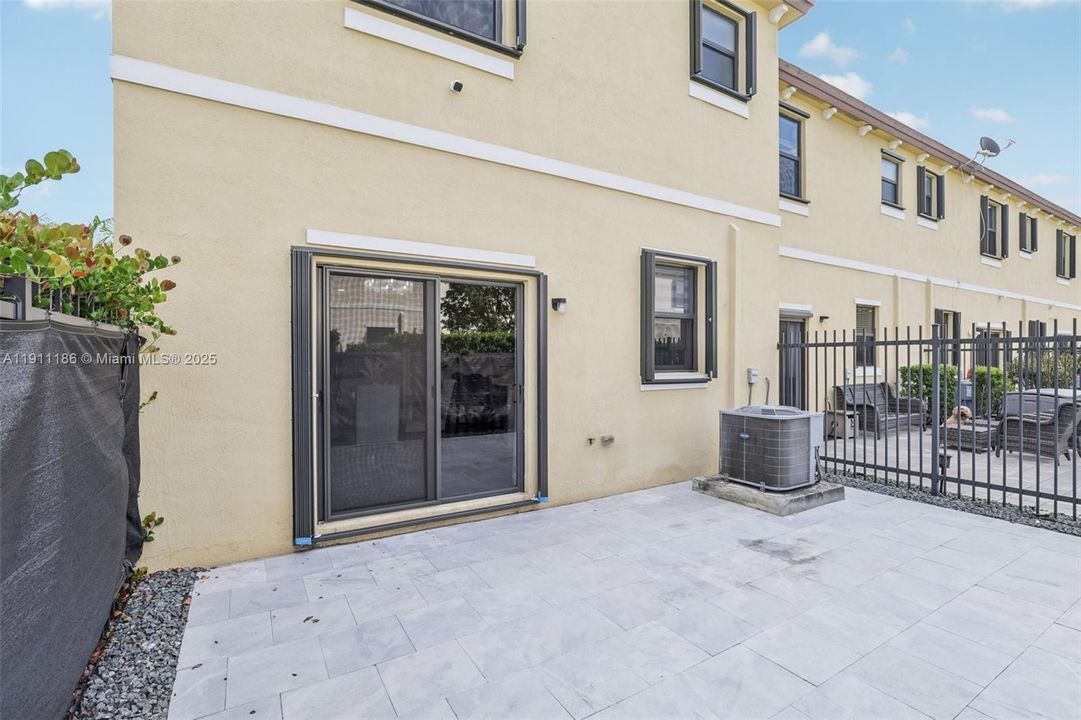 合同活跃: $550,000 (3 贝兹, 2 浴室, 1863 平方英尺)