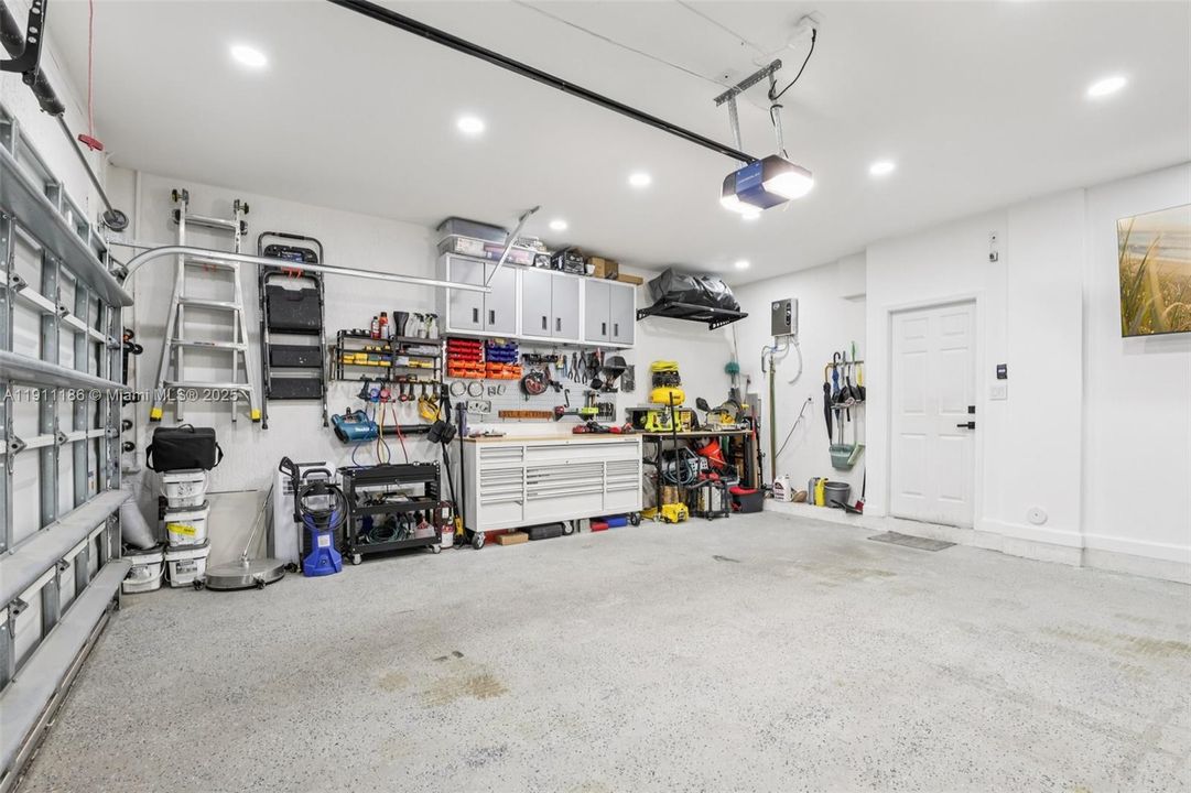 合同活跃: $550,000 (3 贝兹, 2 浴室, 1863 平方英尺)