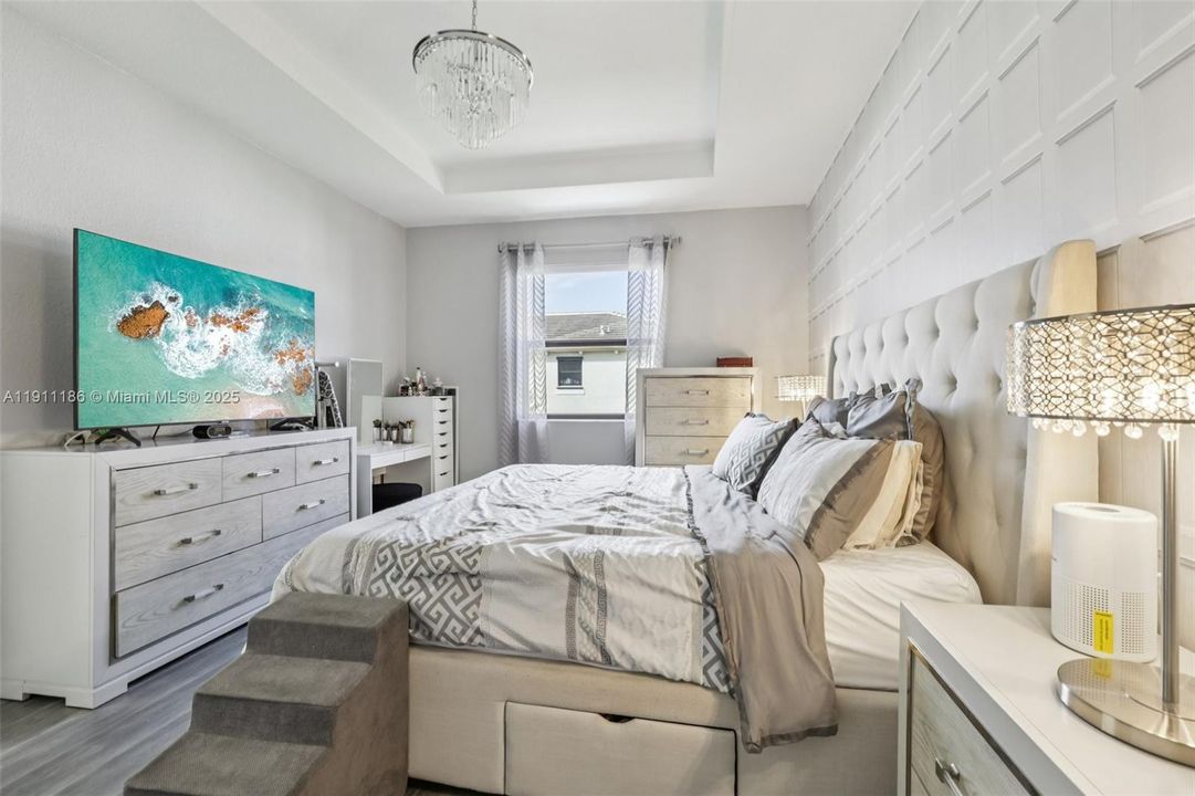 合同活跃: $550,000 (3 贝兹, 2 浴室, 1863 平方英尺)