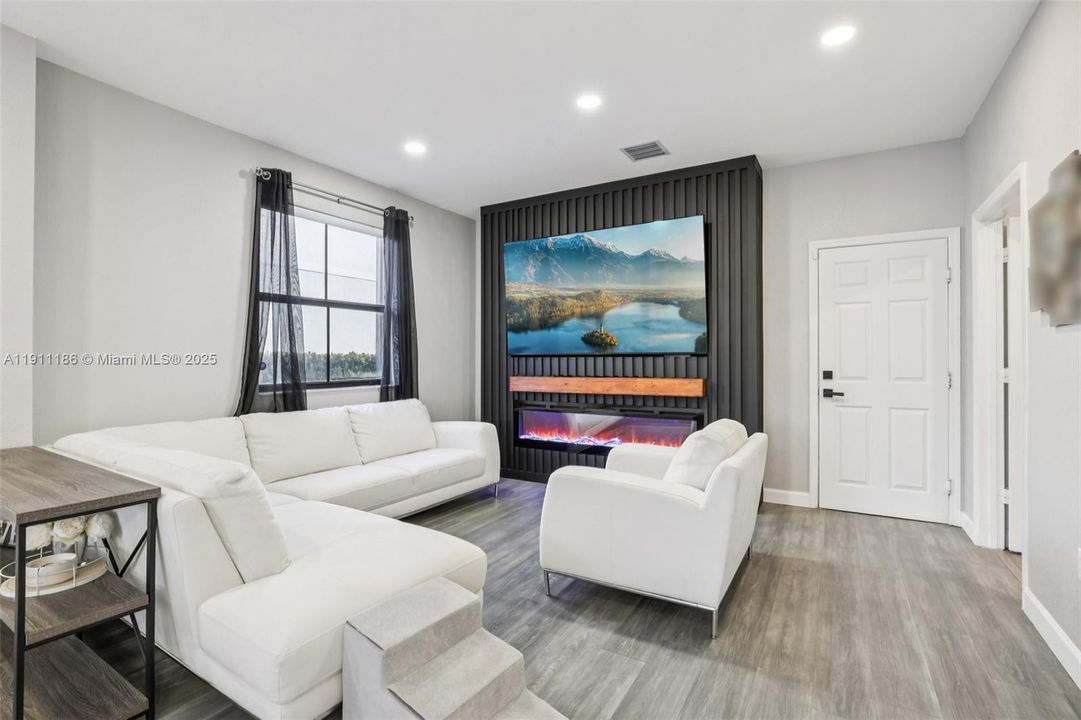 合同活跃: $550,000 (3 贝兹, 2 浴室, 1863 平方英尺)