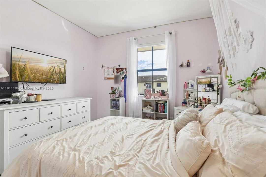 合同活跃: $550,000 (3 贝兹, 2 浴室, 1863 平方英尺)