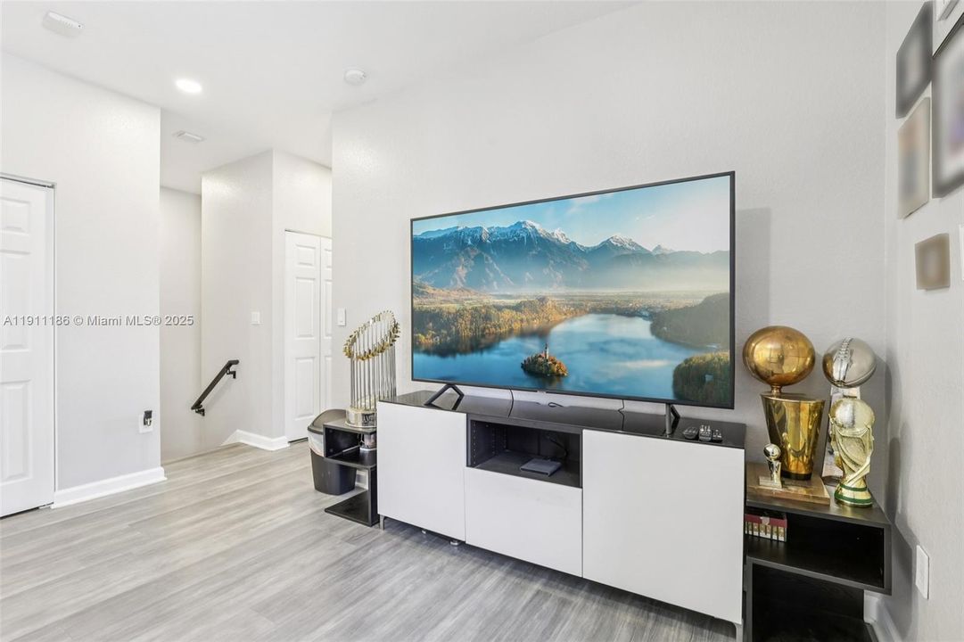 合同活跃: $550,000 (3 贝兹, 2 浴室, 1863 平方英尺)