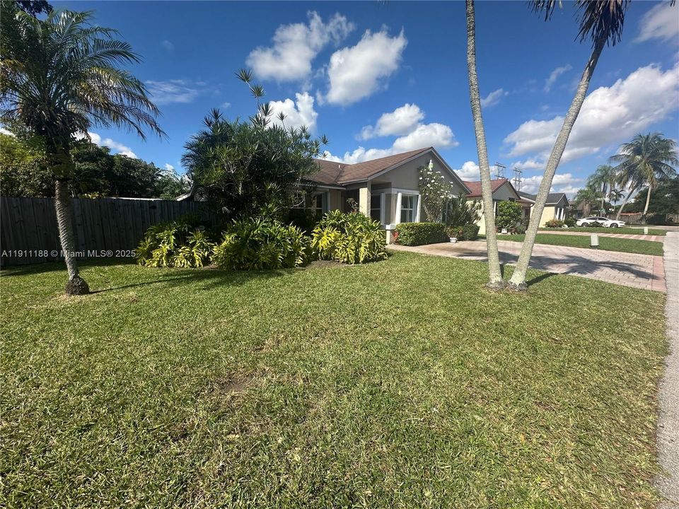 Под контрактом: $470,000 (3 спален, 2 ванн, 1368 Квадратных фут)