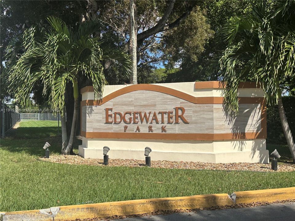 Под контрактом: $470,000 (3 спален, 2 ванн, 1368 Квадратных фут)