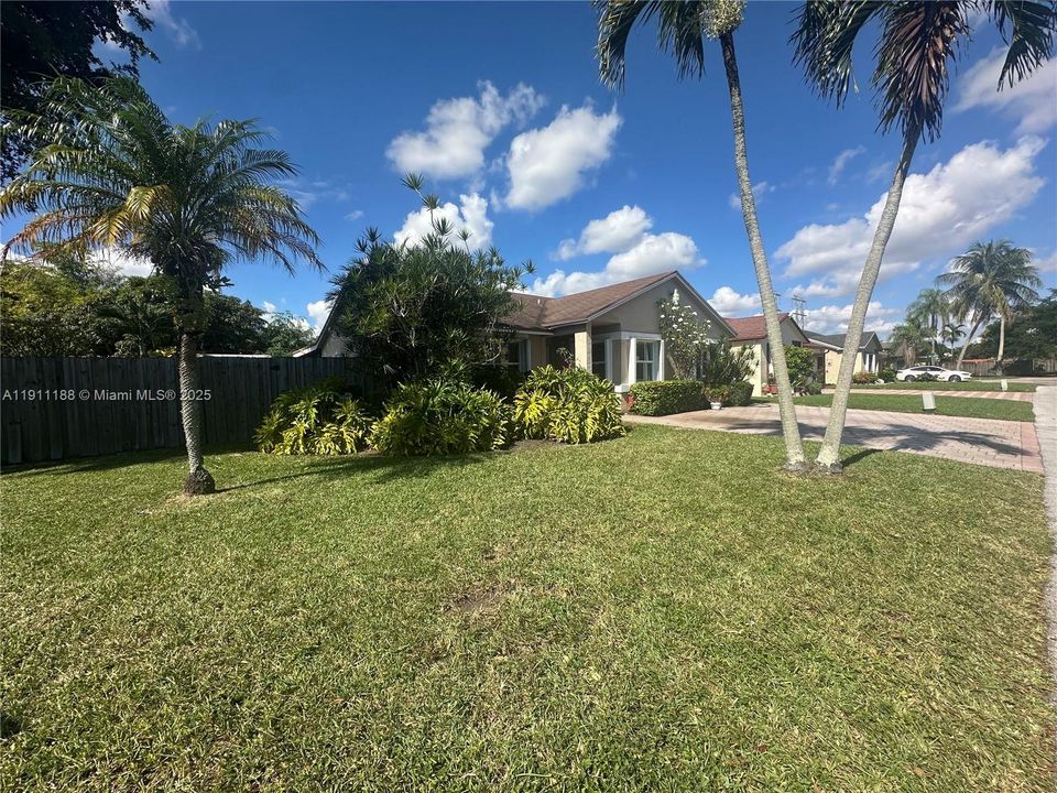 Под контрактом: $470,000 (3 спален, 2 ванн, 1368 Квадратных фут)