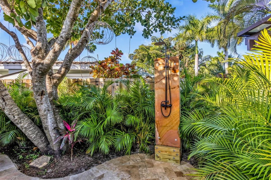 For Sale: $1,890,000 (3 beds, 2 baths, 2066 Square Feet)