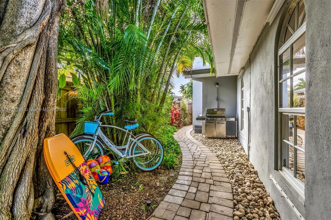 For Sale: $1,890,000 (3 beds, 2 baths, 2066 Square Feet)