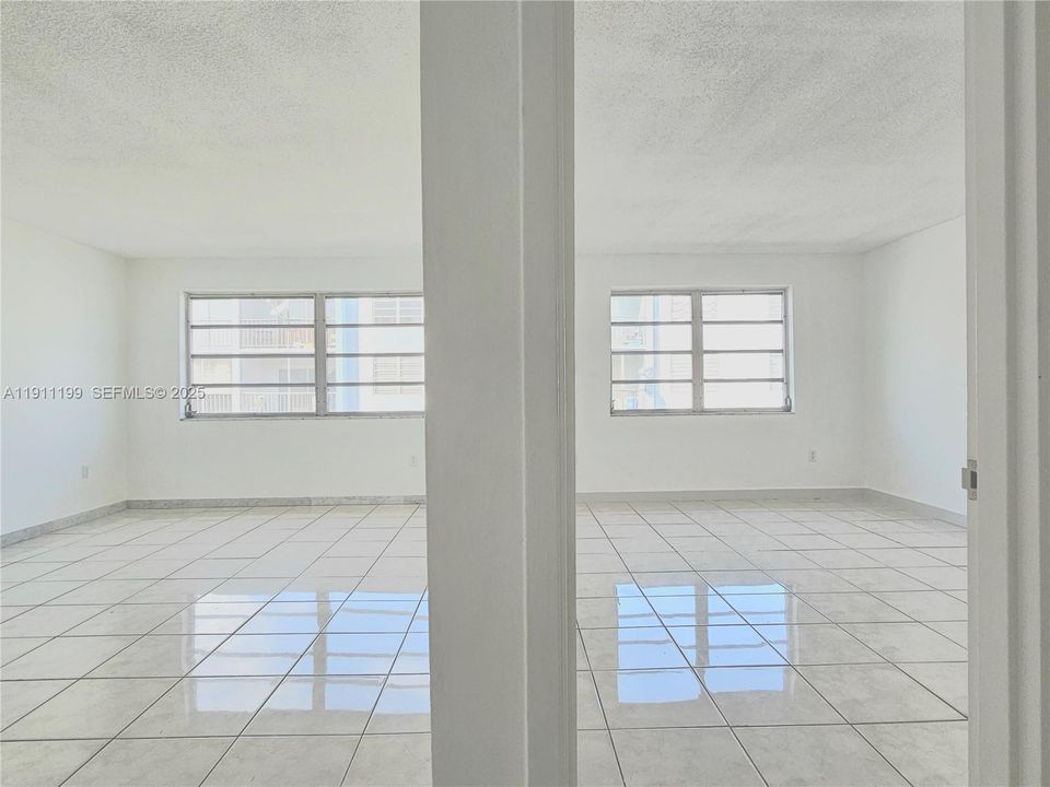 Active With Contract: $1,500 (1 beds, 1 baths, 696 Square Feet)