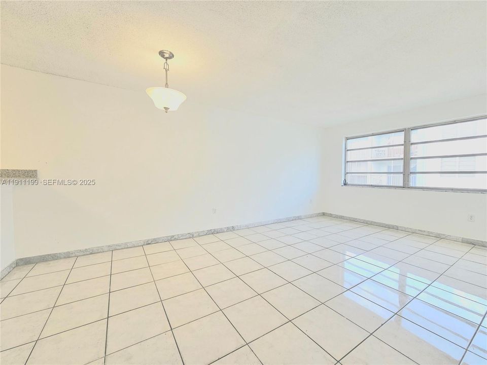 Active With Contract: $1,500 (1 beds, 1 baths, 696 Square Feet)