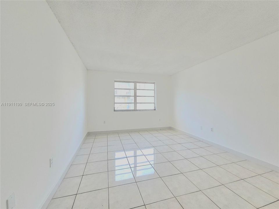Active With Contract: $1,500 (1 beds, 1 baths, 696 Square Feet)