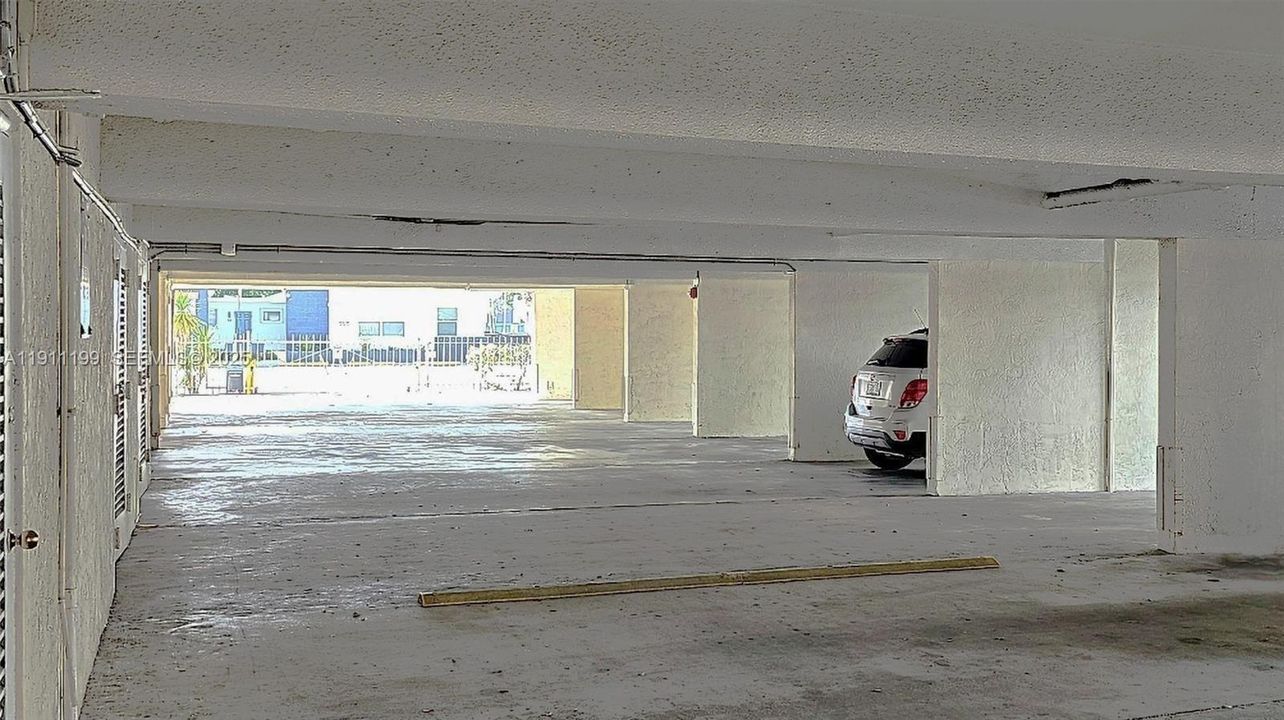 Active With Contract: $1,500 (1 beds, 1 baths, 696 Square Feet)