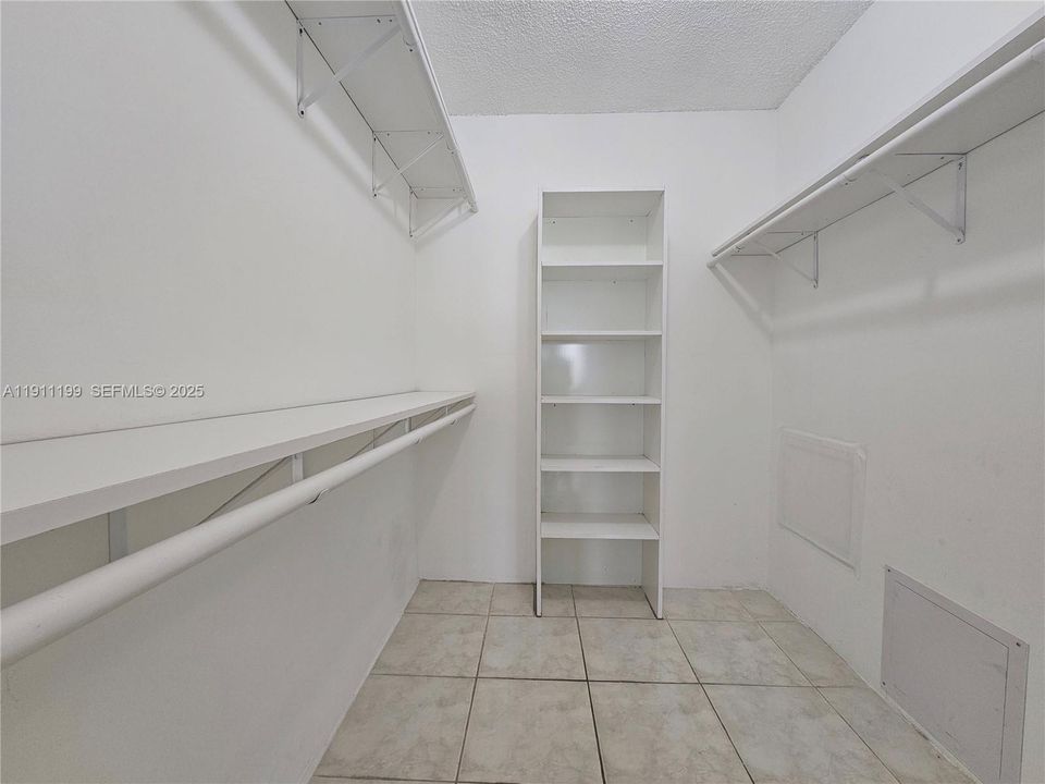 Active With Contract: $1,500 (1 beds, 1 baths, 696 Square Feet)