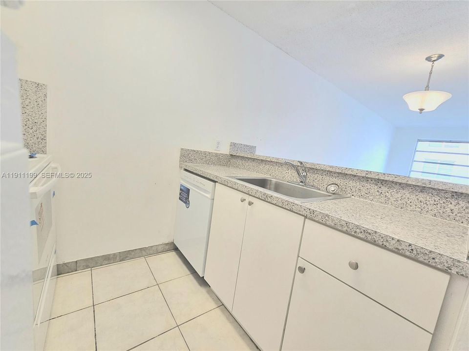 Active With Contract: $1,500 (1 beds, 1 baths, 696 Square Feet)