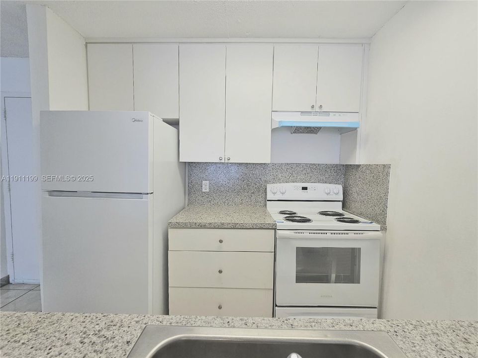 Active With Contract: $1,500 (1 beds, 1 baths, 696 Square Feet)