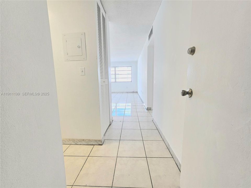 Active With Contract: $1,500 (1 beds, 1 baths, 696 Square Feet)
