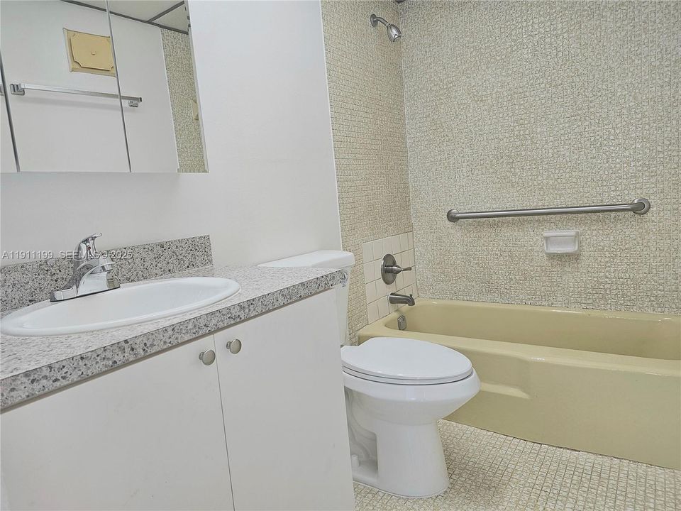 Active With Contract: $1,500 (1 beds, 1 baths, 696 Square Feet)