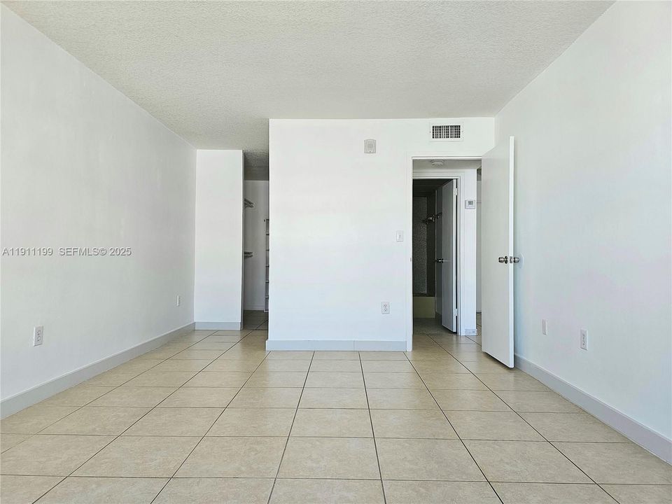 Active With Contract: $1,500 (1 beds, 1 baths, 696 Square Feet)