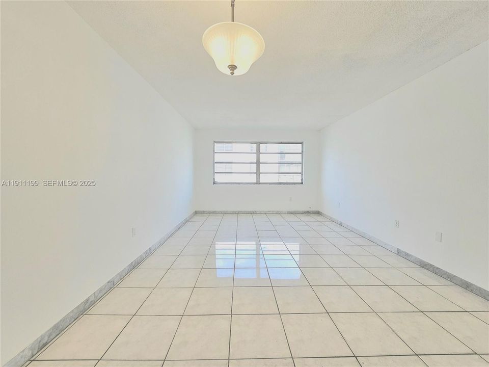 Active With Contract: $1,500 (1 beds, 1 baths, 696 Square Feet)