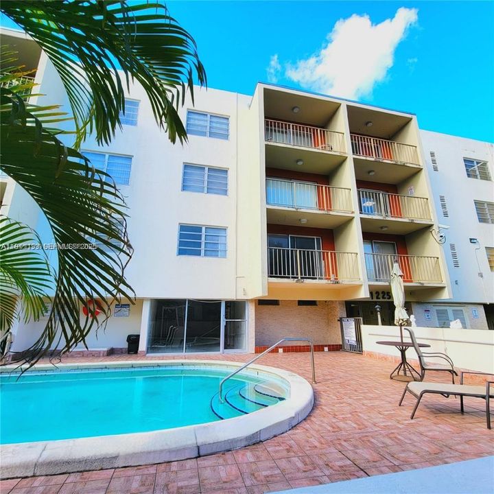 Active With Contract: $1,500 (1 beds, 1 baths, 696 Square Feet)