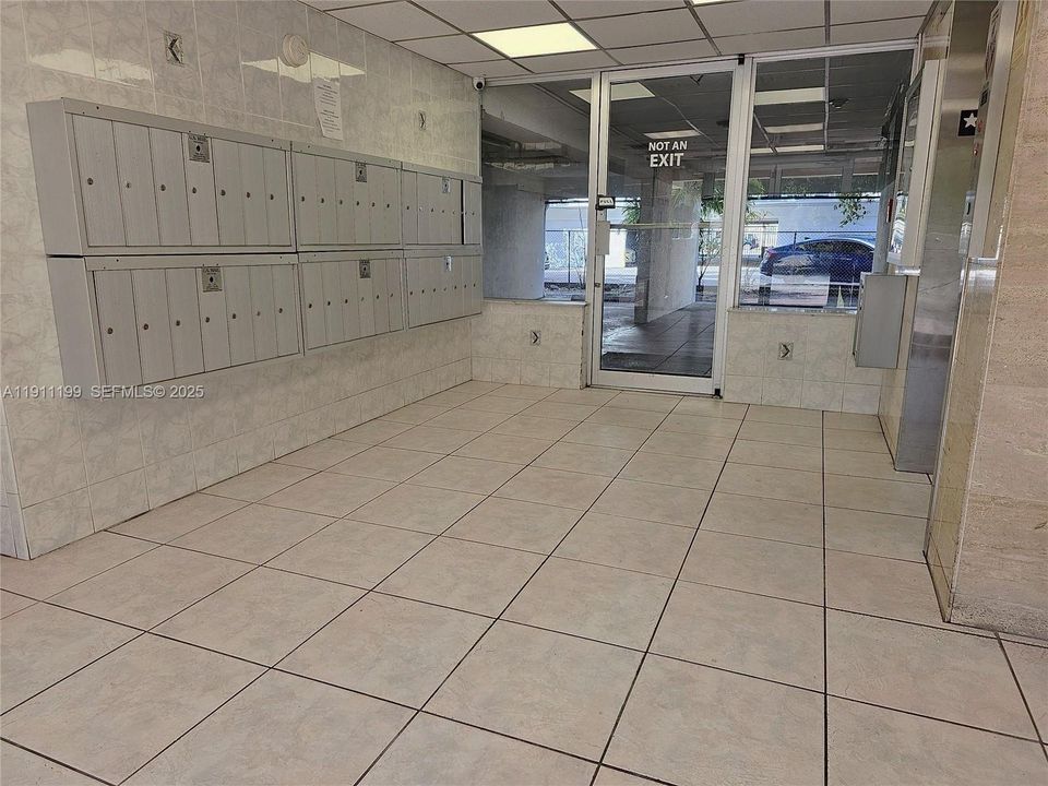 Active With Contract: $1,500 (1 beds, 1 baths, 696 Square Feet)