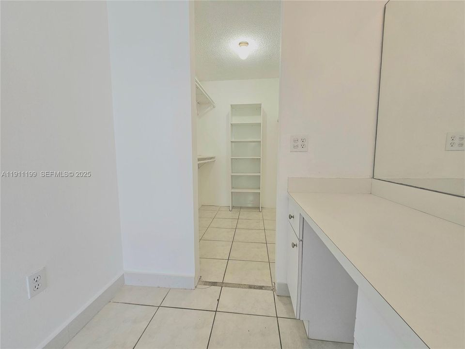 Active With Contract: $1,500 (1 beds, 1 baths, 696 Square Feet)
