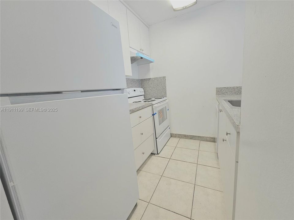 Active With Contract: $1,500 (1 beds, 1 baths, 696 Square Feet)