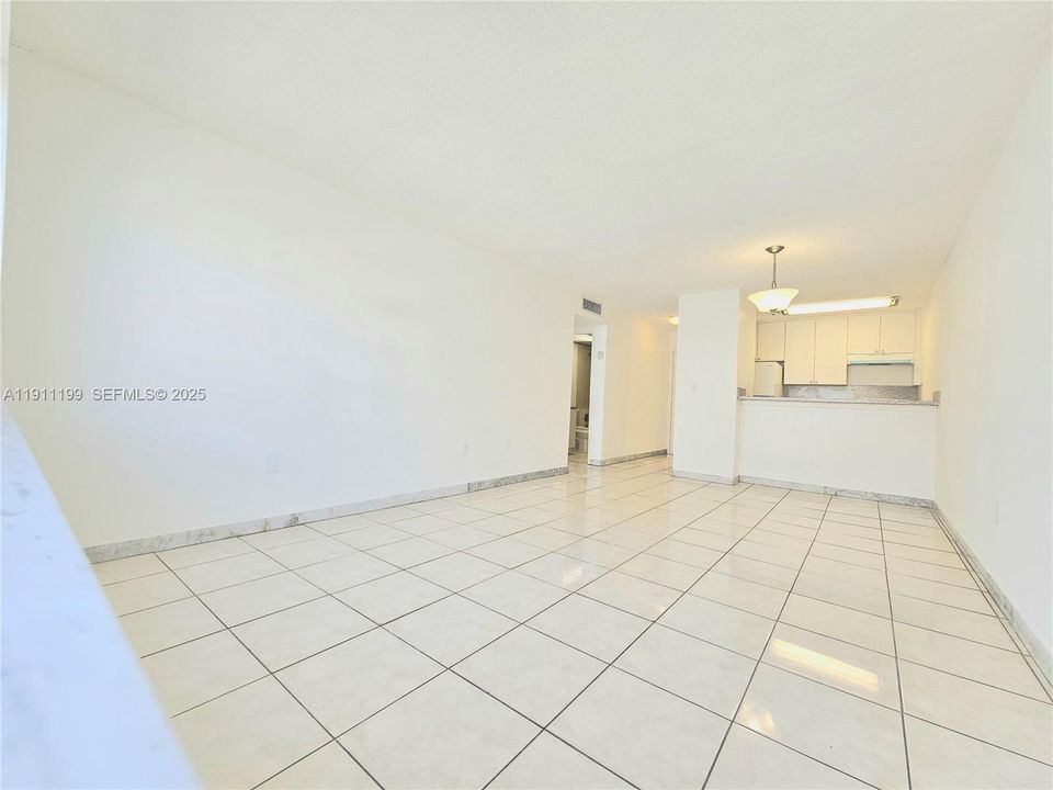 Active With Contract: $1,500 (1 beds, 1 baths, 696 Square Feet)