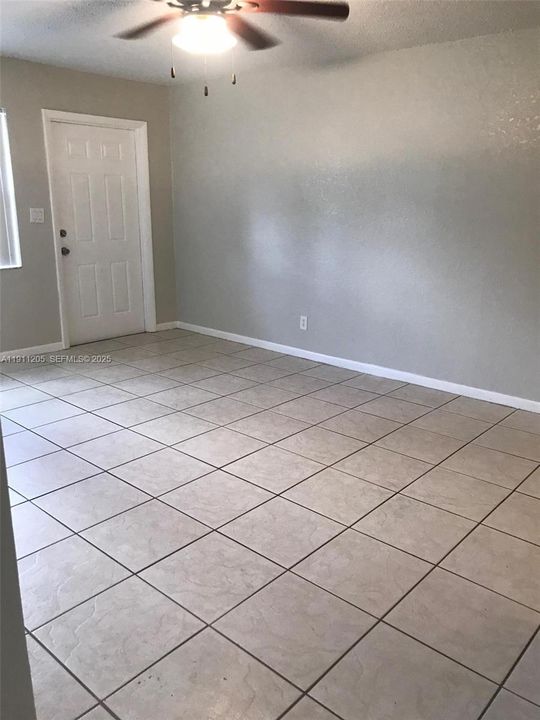 Под контрактом: $1,550 (2 спален, 1 ванн, 790 Квадратных фут)