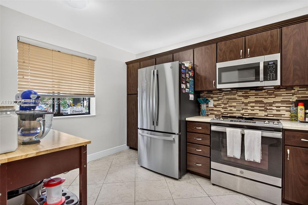 For Sale: $339,900 (3 beds, 2 baths, 1390 Square Feet)
