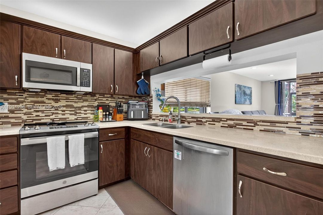 For Sale: $339,900 (3 beds, 2 baths, 1390 Square Feet)