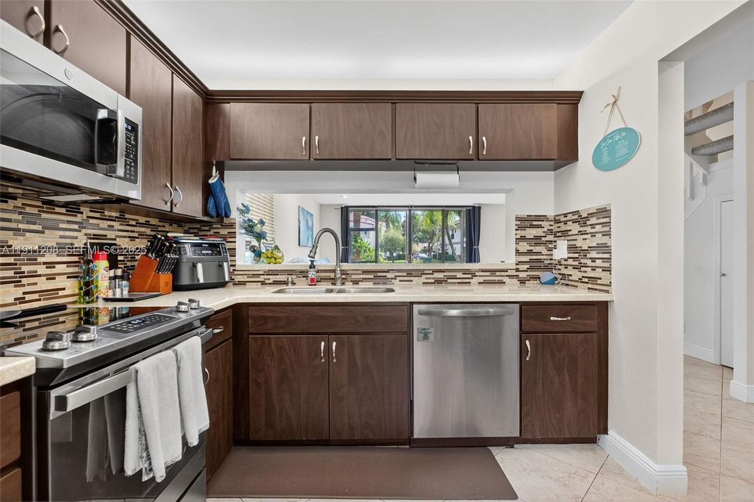 For Sale: $339,900 (3 beds, 2 baths, 1390 Square Feet)