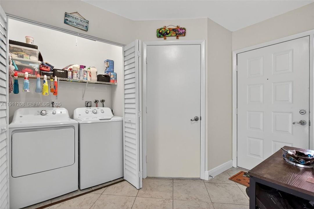 For Sale: $339,900 (3 beds, 2 baths, 1390 Square Feet)