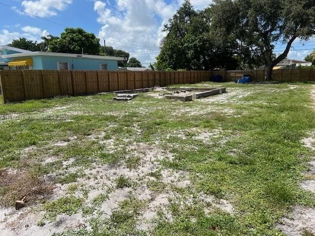 En Venta: $305,000 (0.15 acres)