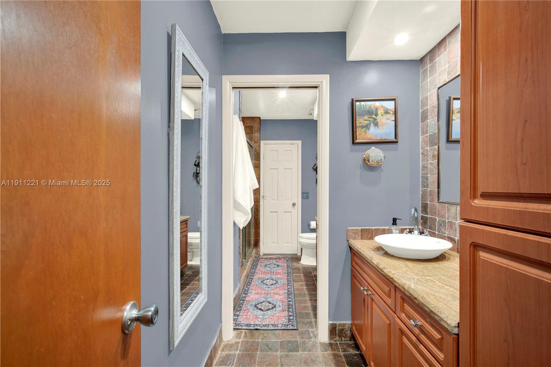 Hallway Bath/Cabana Bath