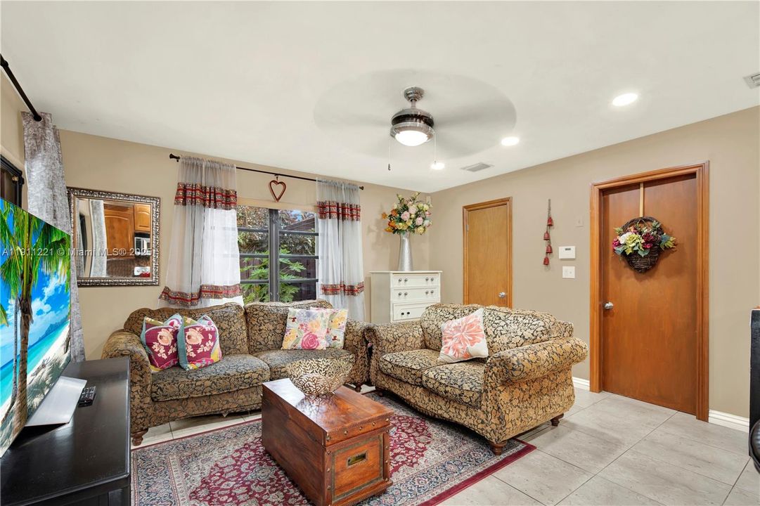 待售: $1,295,000 (4 贝兹, 2 浴室, 2403 平方英尺)