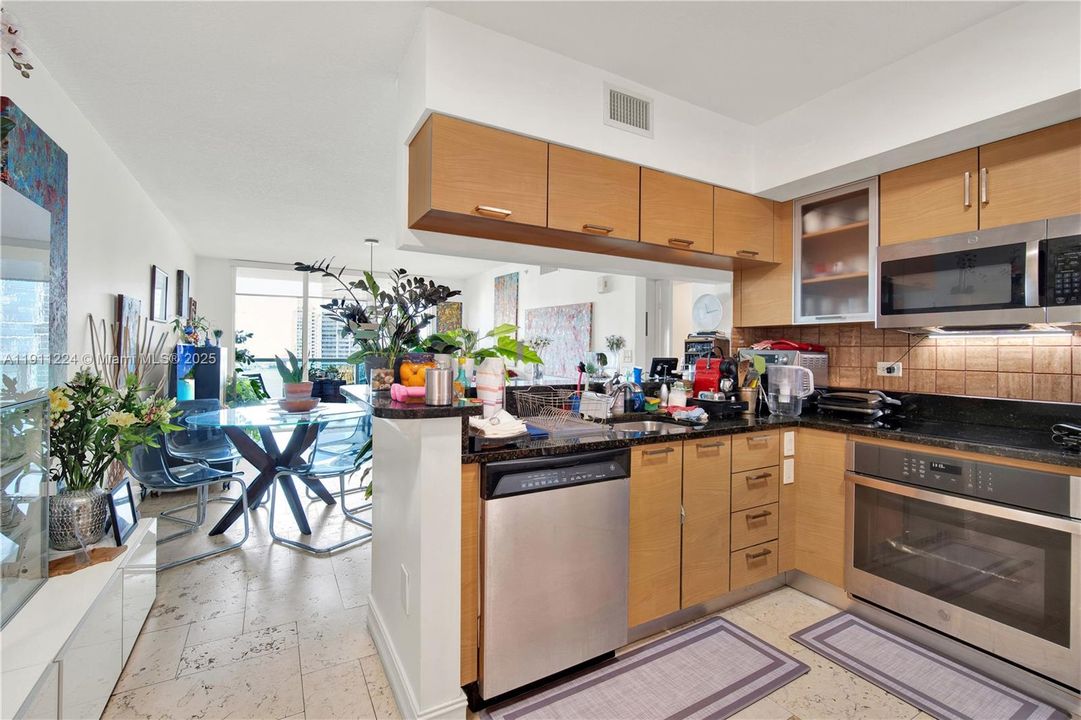 На продажу: $589,950 (2 спален, 2 ванн, 1110 Квадратных фут)