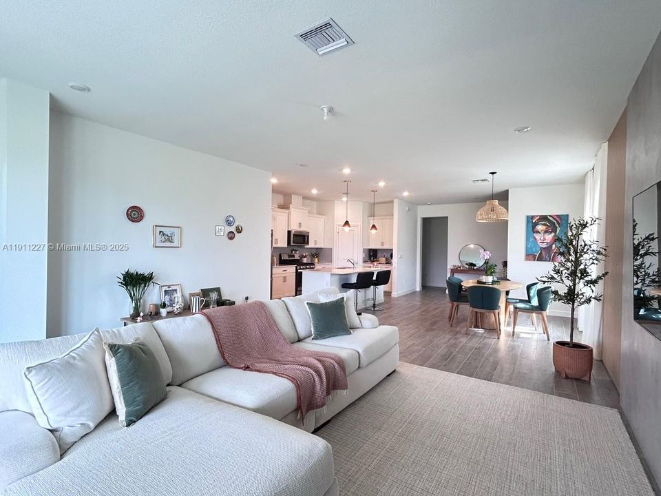 最近租的: $3,450 (3 贝兹, 2 浴室, 1749 平方英尺)