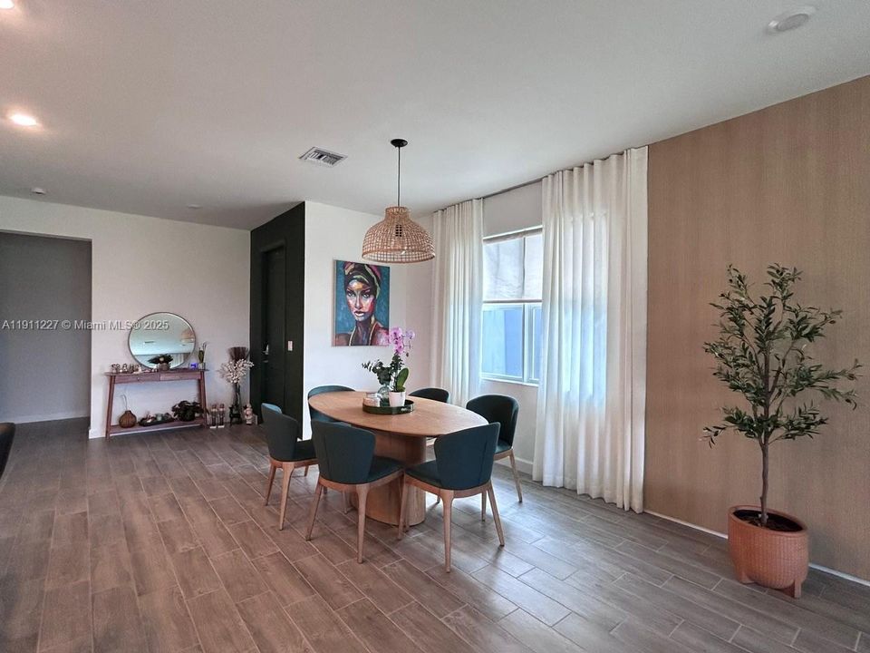 最近租的: $3,450 (3 贝兹, 2 浴室, 1749 平方英尺)