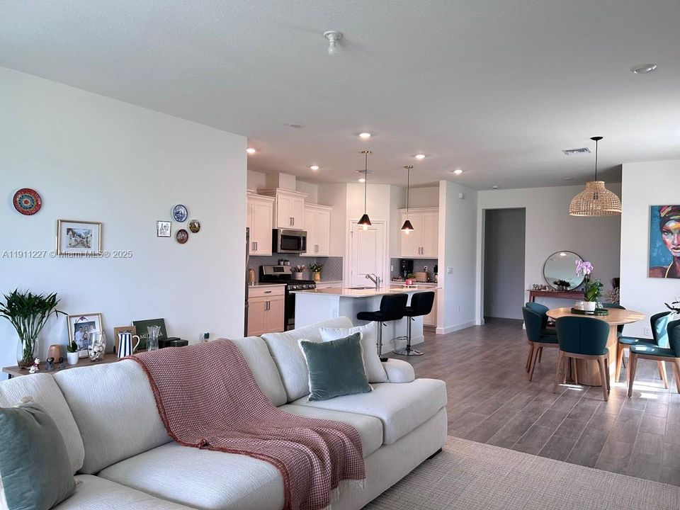 最近租的: $3,450 (3 贝兹, 2 浴室, 1749 平方英尺)