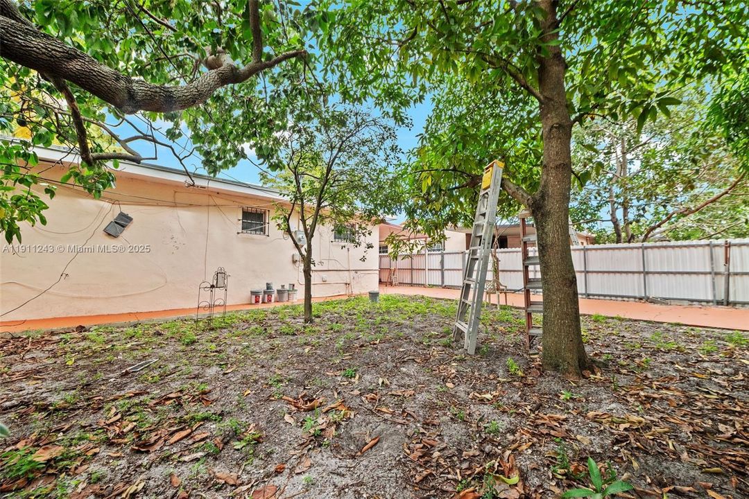 Под контрактом: $2,700 (3 спален, 2 ванн, 1400 Квадратных фут)