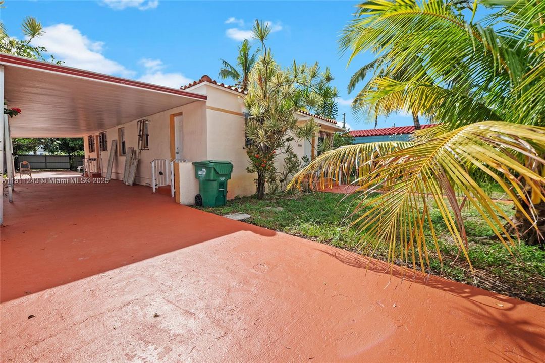 Под контрактом: $2,700 (3 спален, 2 ванн, 1400 Квадратных фут)