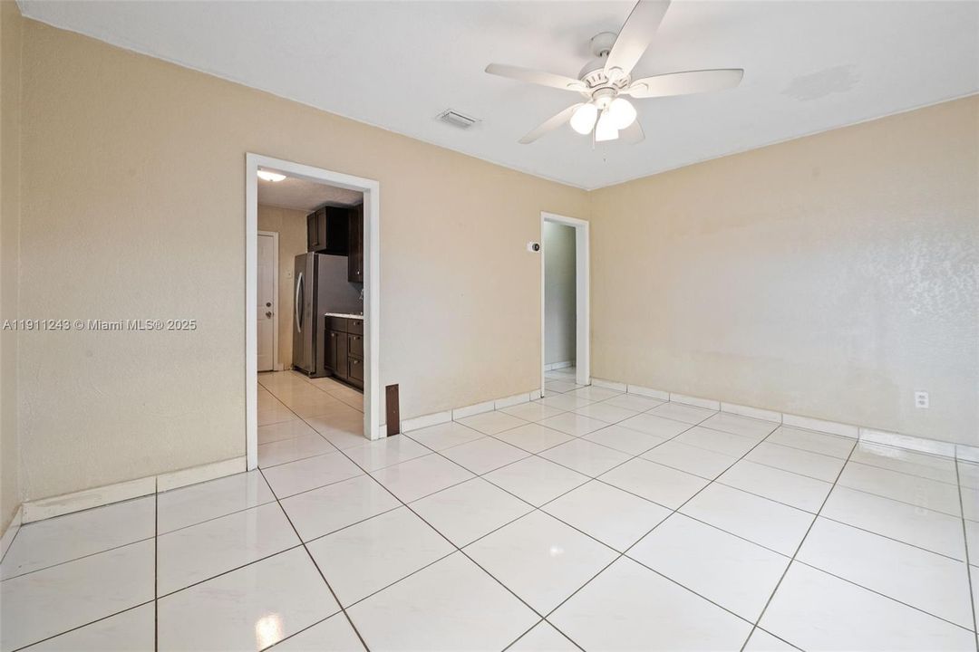 Под контрактом: $2,700 (3 спален, 2 ванн, 1400 Квадратных фут)