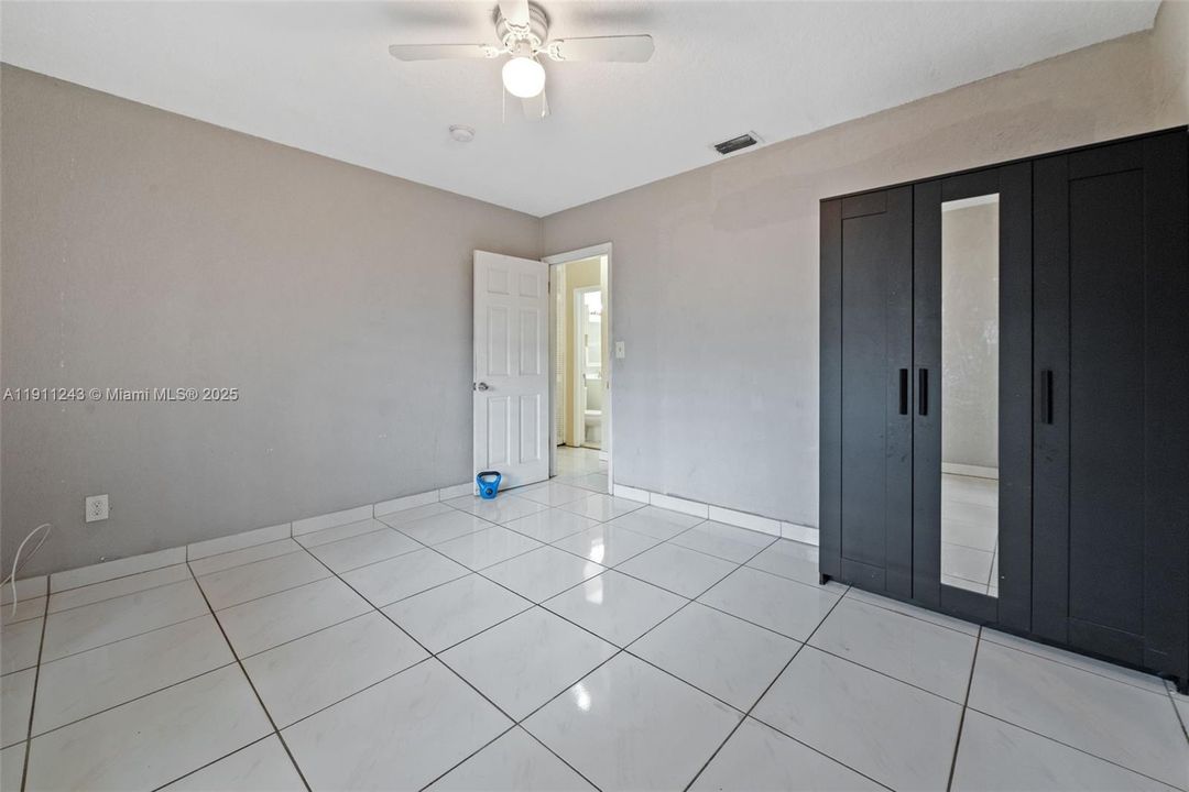 Под контрактом: $2,700 (3 спален, 2 ванн, 1400 Квадратных фут)