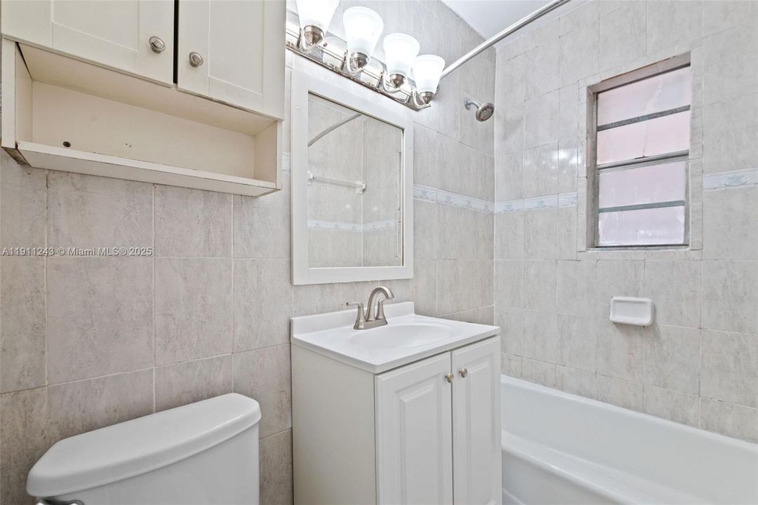 Под контрактом: $2,700 (3 спален, 2 ванн, 1400 Квадратных фут)