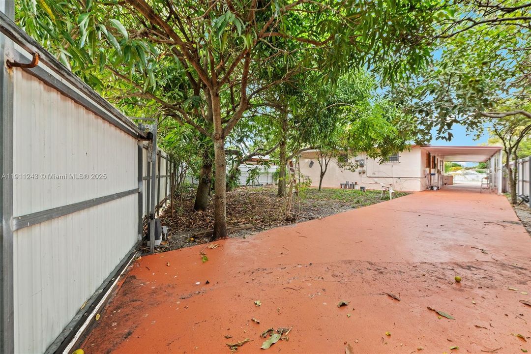 Под контрактом: $2,700 (3 спален, 2 ванн, 1400 Квадратных фут)